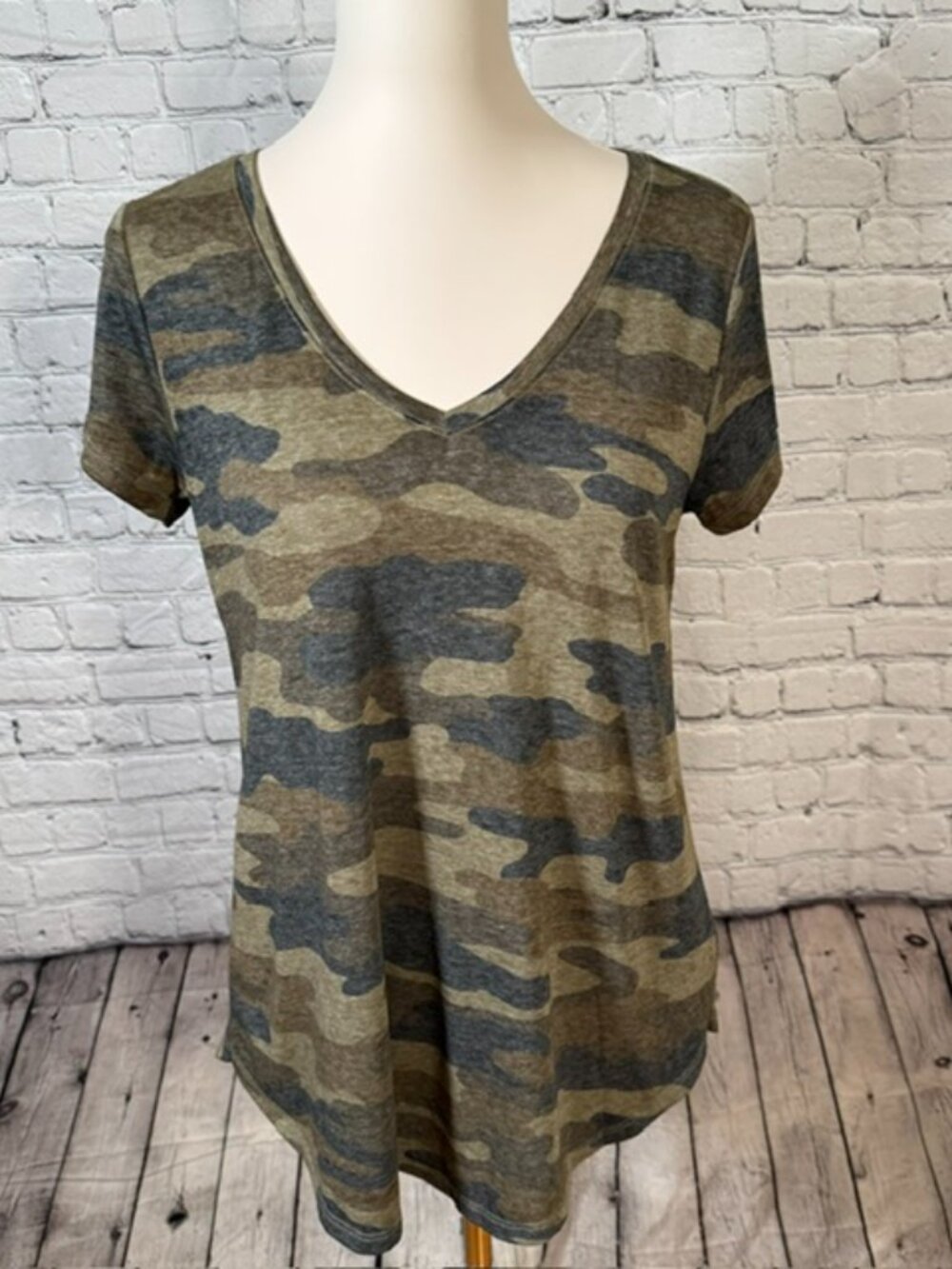 Lucky Brand Classic Camo V-Neck Tee Size Medium EUC